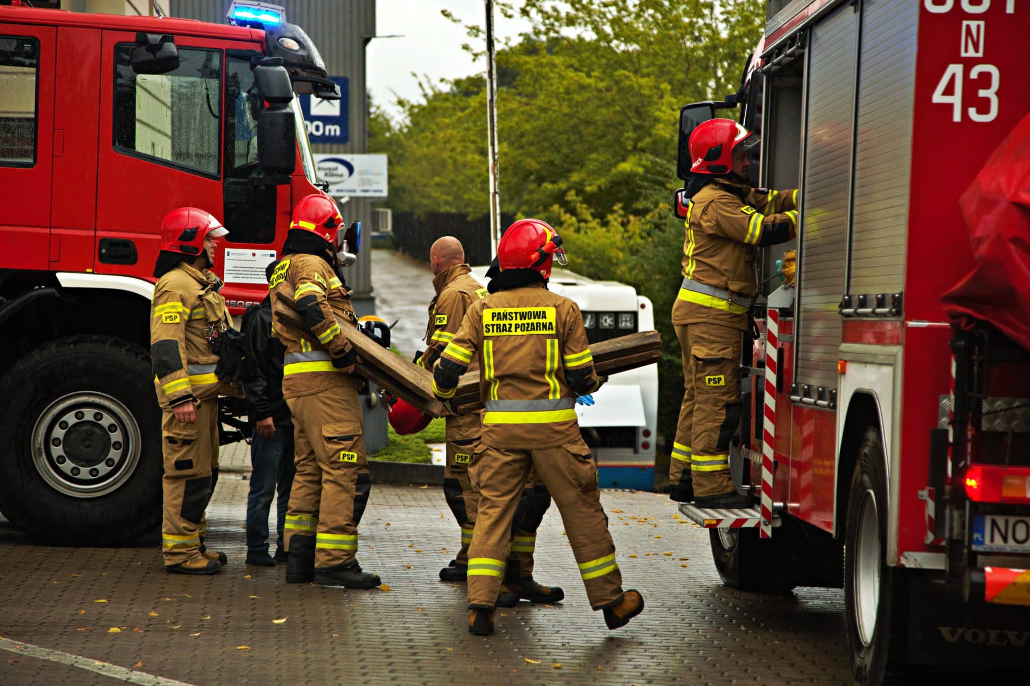 Autobus szkolny zawisł na podjeździe przy parku trampolin w Olsztynie ruch drogowy Olsztyn, Wiadomości