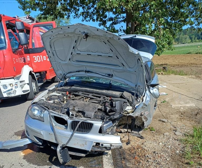 BMW rozbite w czoł&oacute;wce. Kierująca autem w szpitalu