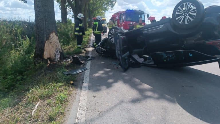 Renault uderza w drzewo i dachuje. Co zmusiło 61-latkę do zjazdu z drogi?