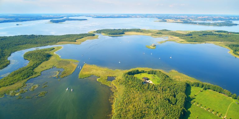Największe jezioro w Polsce: &bdquo;mazurskie morze&rdquo; i jego tajemnice