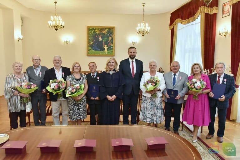P&oacute;ł wieku razem. Medal za długoletnie pożycie małżeńskie
