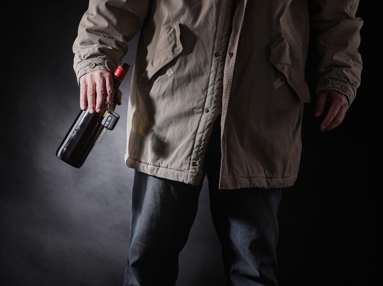 Uderzył VW w drzewo i uciekł! Został zatrzymany z butelką alkoholu w ręku