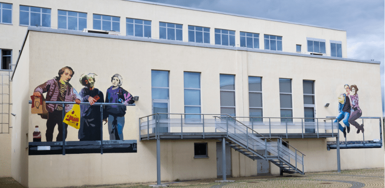 Kant z reklam&oacute;wką i Szymborska z telefonem. Nowy mural na UWM zaskakuje