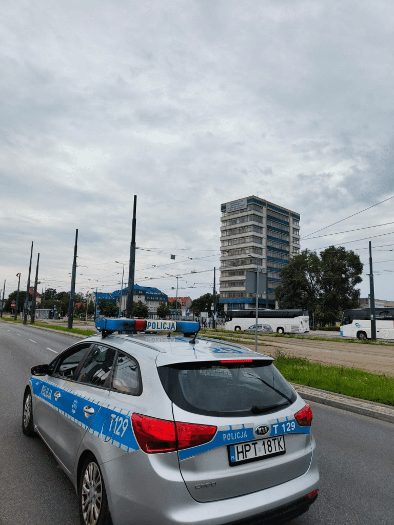 McDonald na ul. Dworcowej w Olsztynie zamknięty. Wezwano specjalną jednostkę policji Kronika policyjna Olsztyn, Wiadomości, zShowcase