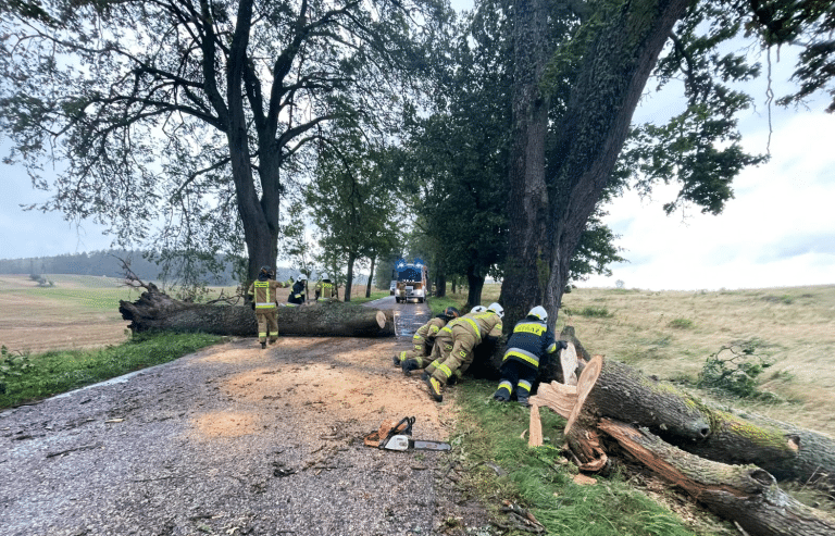 Nawałnice na Warmii i Mazurach: ewakuacje i akcje ratunkowe. Jedna osoba nie żyje