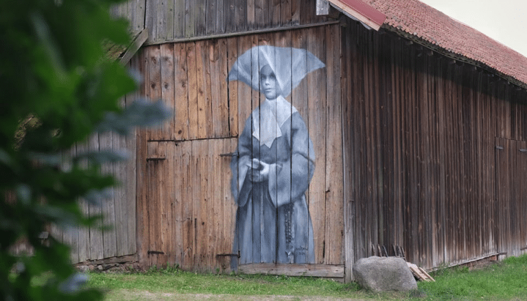 W gminie Gietrzwałd powstał nowy deskal upamiętniający wizjonerkę