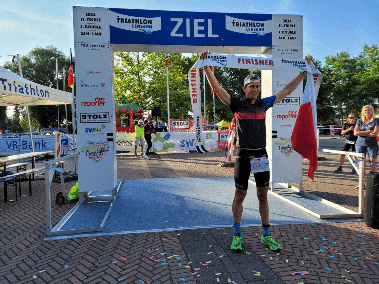 Olsztynianin wygrywa Puchar Świata w ultra triathlonie! Zwycięstwo dedykuje ojcu