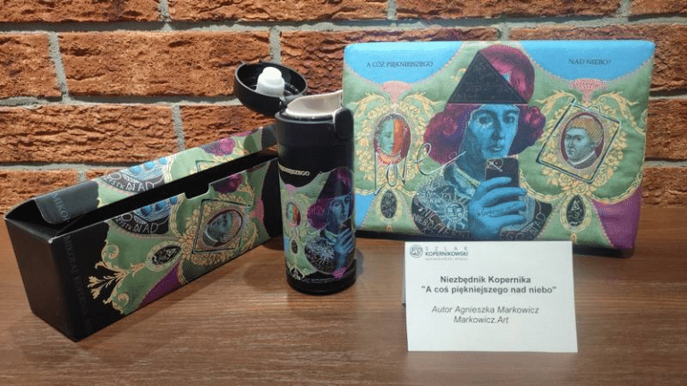 Wyłoniono najlepsze pamiątki regionu Warmii i Mazur 2024. Na jednej z nich Kopernik ze smartfonem