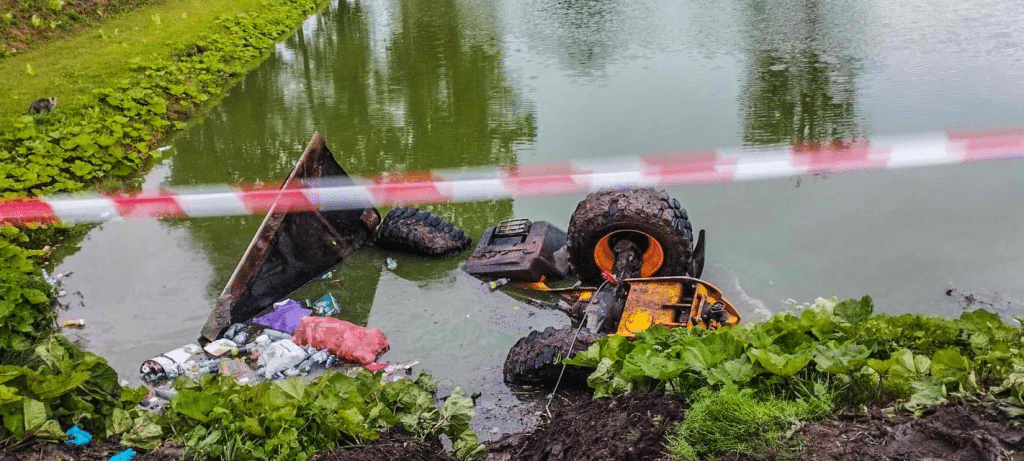 Ładowarka zsunęła się wraz z operatorem do stawu. Mężczyzna nie zdołał uciec straż pożarna Bartoszyce, Wiadomości, zShowcase