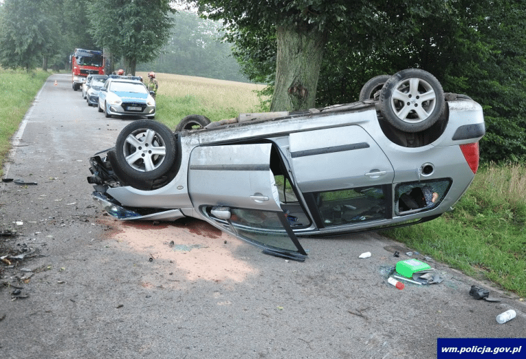 Dachowanie Peugeota na drodze powiatowej. Kierowca hospitalizowany