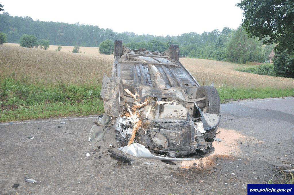 Dachowanie Peugeota na drodze powiatowej. Kierowca hospitalizowany Kronika policyjna Działdowo, Wiadomości, zShowcase