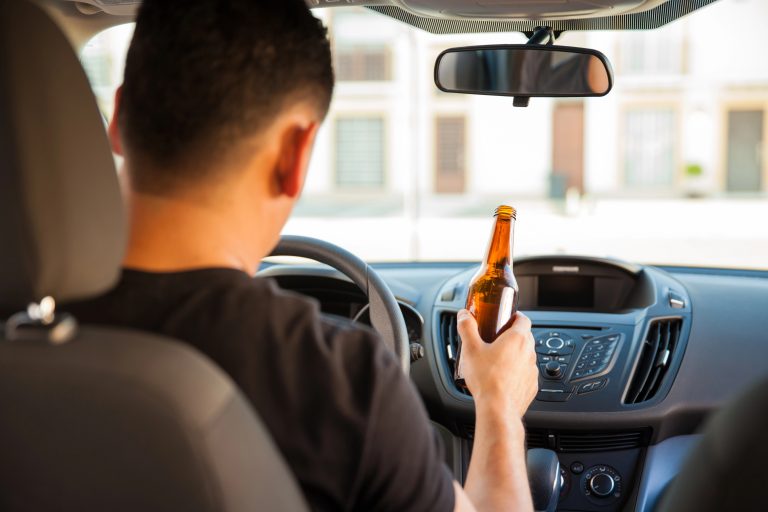 Umilał sobie pracę i pił piwo w czasie jazdy samochodem