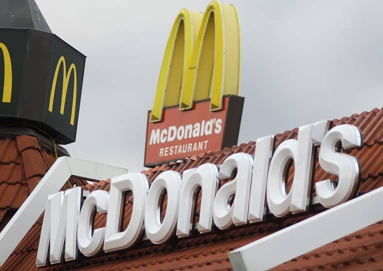 McDonald na ul. Dworcowej w Olsztynie zamknięty. Wezwano specjalną jednostkę policji