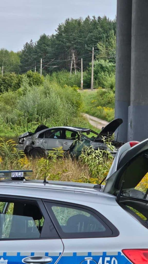 Dachowanie skończył pod wiaduktem. Uciekał Passatem przed policją Wiadomości