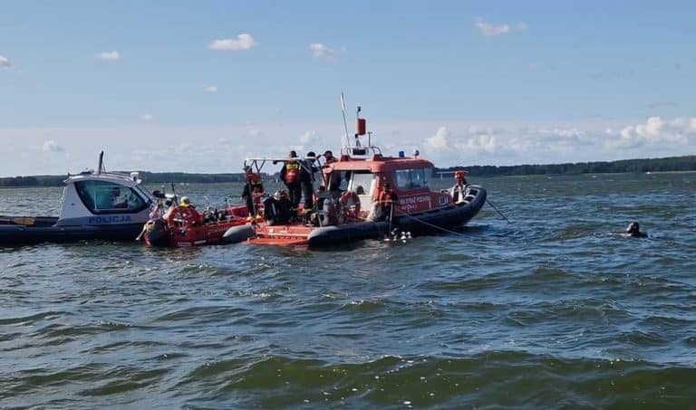 Podczas lipcowego szkwału na Niegocinie zginęły 3 osoby. Strażacy wyciągają zatopione jachty