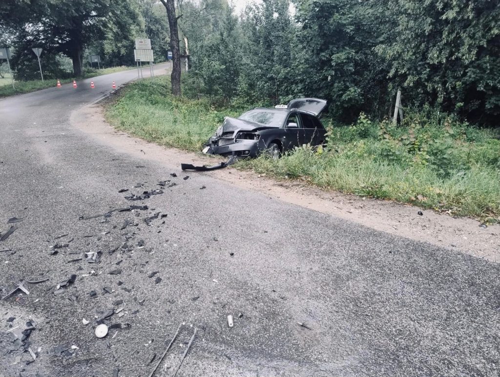 29-latek wymusza pierwszeństwo: ciężarówka i osobówka w rowach wypadek Olecko, Wiadomości, zShowcase