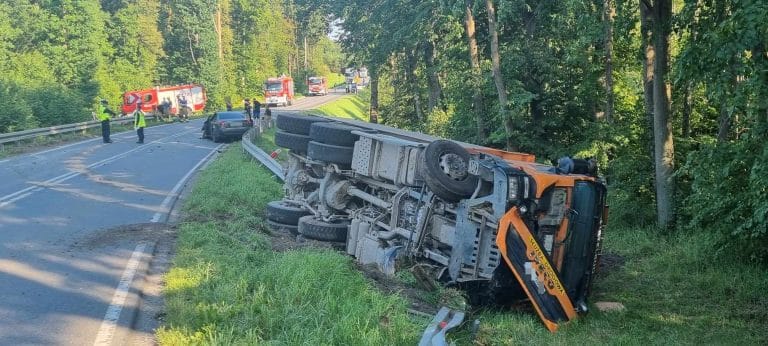 Poważna kraksa na DW 521 – Audi niszczy BMW i posyła do rowu ciężarówkę