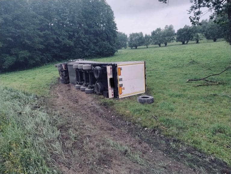 29-latek wymusza pierwszeństwo: ciężarówka i osobówka w rowach