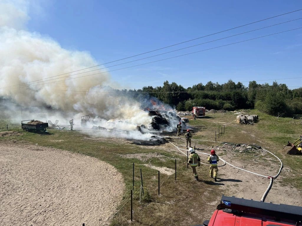 Kłęby dymu nad Nowym Gizewem. Strażacy próbują opanować pożar straż pożarna Szczytno, Wiadomości, zShowcase