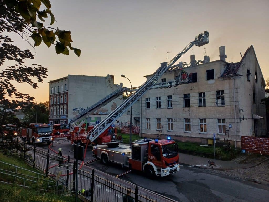 Pożar kamienicy przy ul. Warszawskiej w Olsztynie. Tuż obok szpitala straż pożarna Olsztyn, Wiadomości, zShowcase