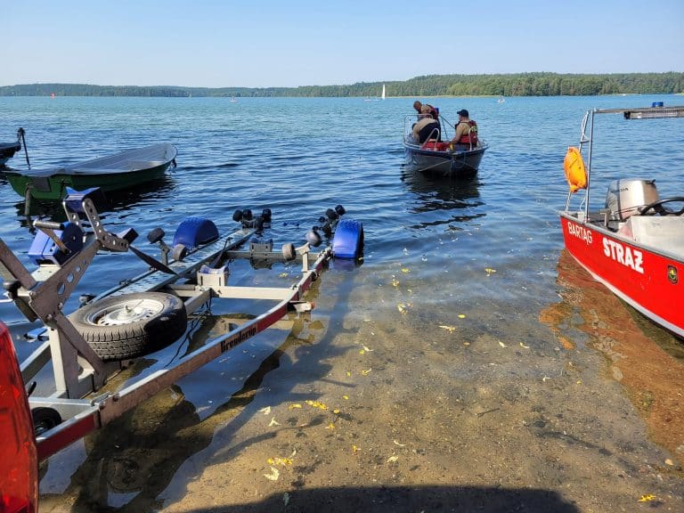 47-latek zaginął na jeziorze Pluszne