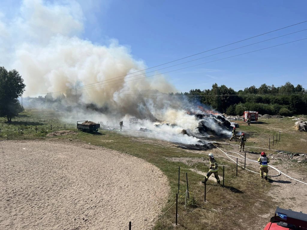 Kłęby dymu nad Nowym Gizewem. Strażacy próbują opanować pożar straż pożarna Szczytno, Wiadomości, zShowcase