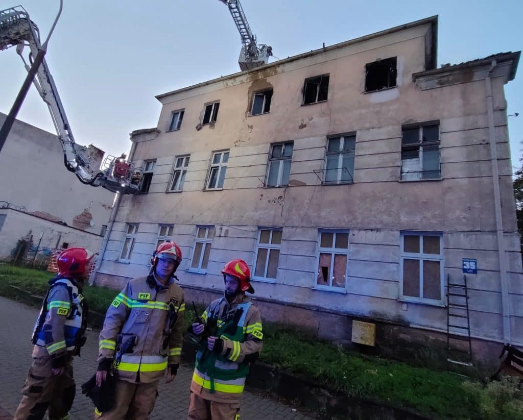 Pożar kamienicy przy ul. Warszawskiej w Olsztynie. Tuż obok szpitala straż pożarna Olsztyn, Wiadomości, zShowcase