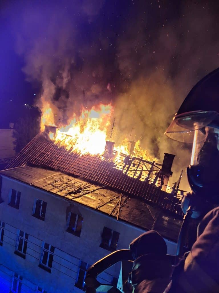 Pożar kamienicy przy ul. Warszawskiej w Olsztynie. Tuż obok szpitala straż pożarna Olsztyn, Wiadomości, zShowcase