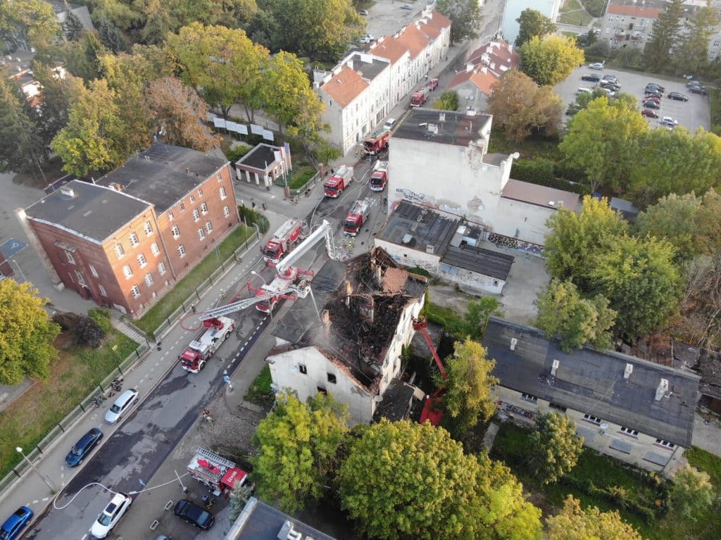 Pożar kamienicy przy ul. Warszawskiej w Olsztynie. Tuż obok szpitala straż pożarna Olsztyn, Wiadomości, zShowcase