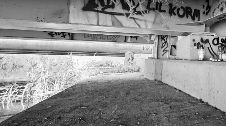 Tragiczne odkrycie pod mostem w Olsztynie. Bliskie osoby upamiętniają zmarłą