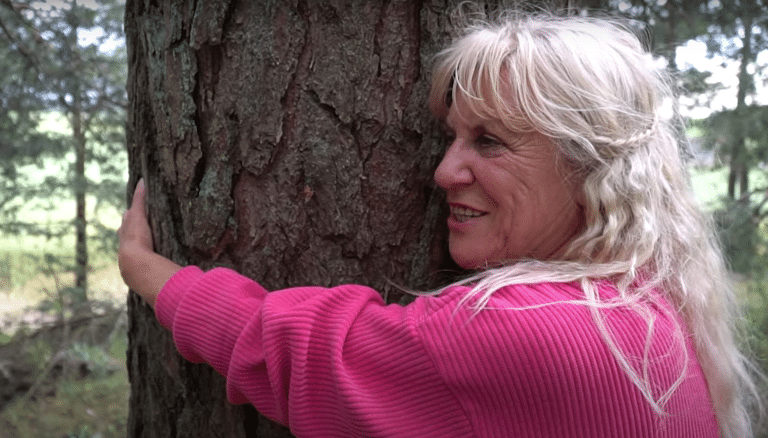Władzia Radzi tryska energią. Jej sekret na zdrowie? Tuli się do sosen