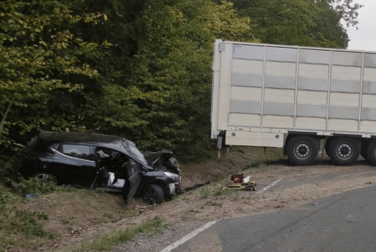 Poważne zderzenie osob&oacute;wki z ciężar&oacute;wką &ndash; dwie osoby w szpitalu