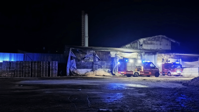 Groźny pożar w zakładzie produkcyjnym – ponad 12 godzin walki z żywiołem