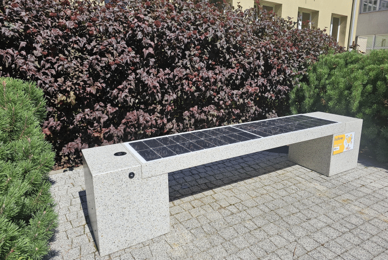 Ławka, kt&oacute;ra ładuje nie tylko baterie telefon&oacute;w &ndash; nowość w Szpitalu Dziecięcym w Olsztynie