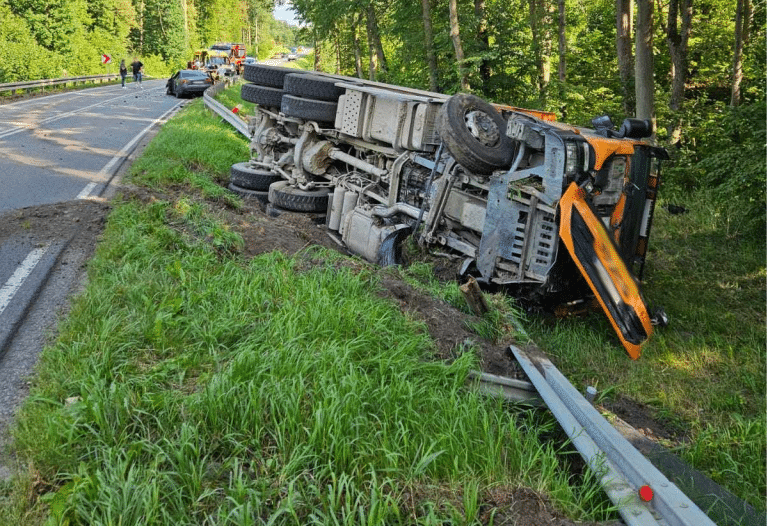 Audi w BMW, potem w ciężarówkę – brak odstępu zebrało żniwo