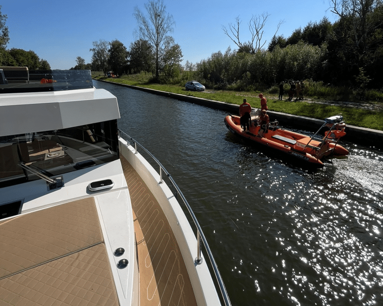 Samoch&oacute;d na dnie kanału. W środku prawdopodobnie znajduje się ciało