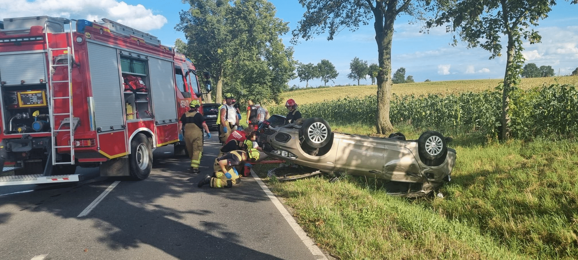 Zderzenie dwóch aut: pojazdy w rowie, kierowcy trafili do szpitala ruch drogowy Olsztyn, Wiadomości, zShowcase