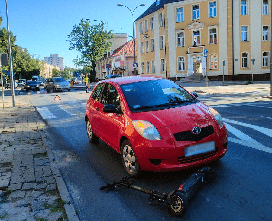 Kobieta potrąciła nastolatka, który przejeżdżał hulajnogą przez przejście dla pieszych Kronika policyjna Wiadomości, zPAP