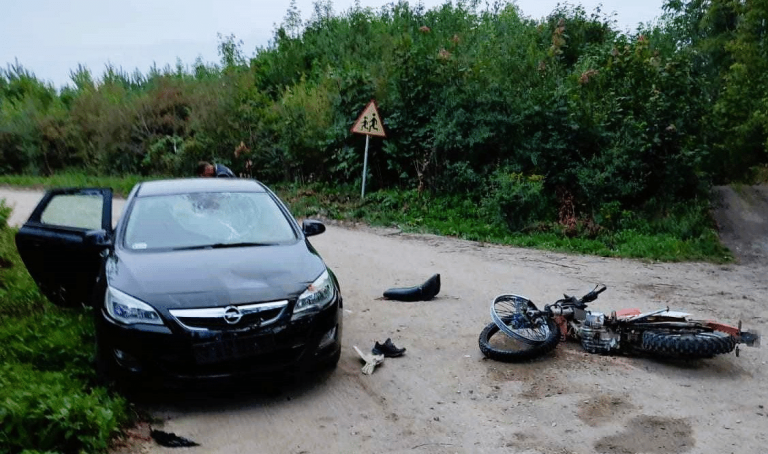 Motorowerzysta ranny po zderzeniu z samochodem