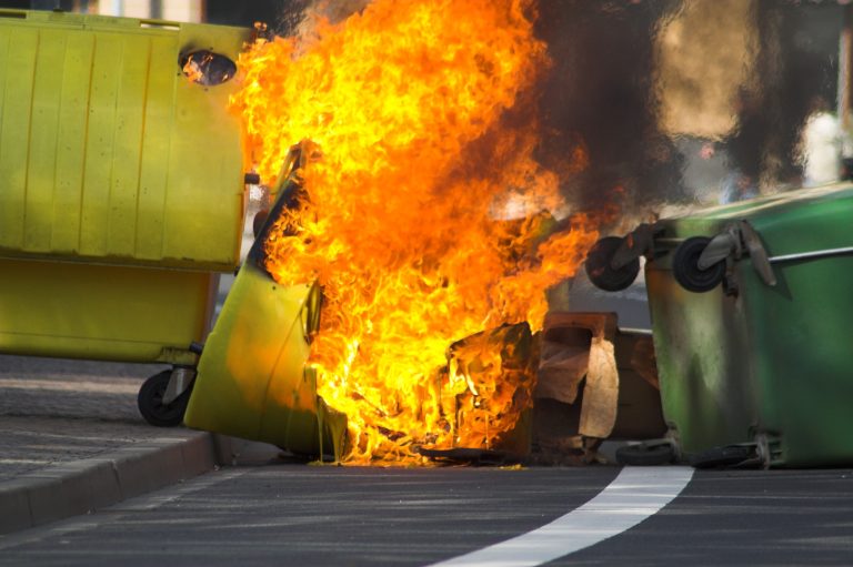 Nastolatkowie podpalali wiaty śmietnikowe i z ukrycia obserwowali strażak&oacute;w w akcji