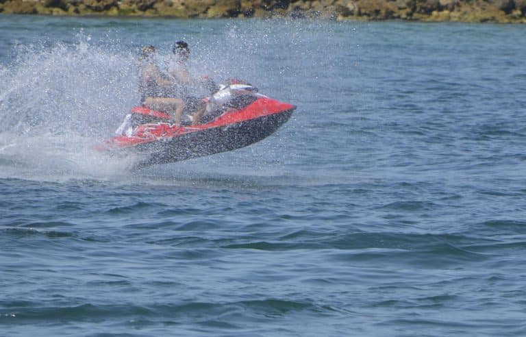 Skutery wodne i alkohol &ndash; dwie pijane kobiety zatrzymane na jeziorze Ukiel