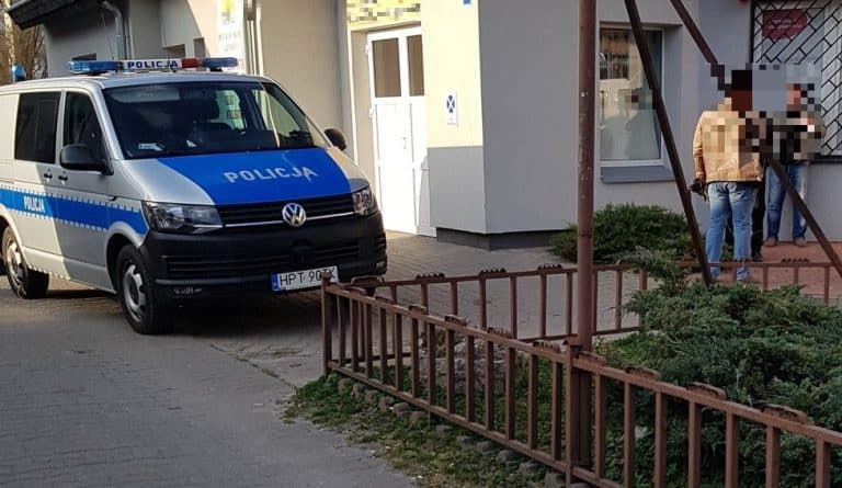 Podejrzany mężczyzna wr&oacute;cił po wielu latach? &bdquo;Nagrywa i robi zdjęcia dzieciom telefonem&rdquo;