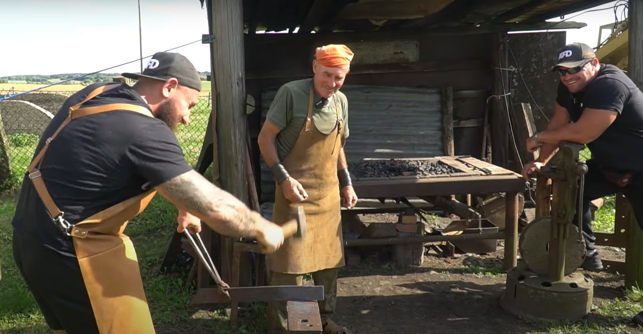 Znani strongmani przyjechali na Warmię wykuć maczetę u kowala rozrywka Wiadomości, Kętrzyn