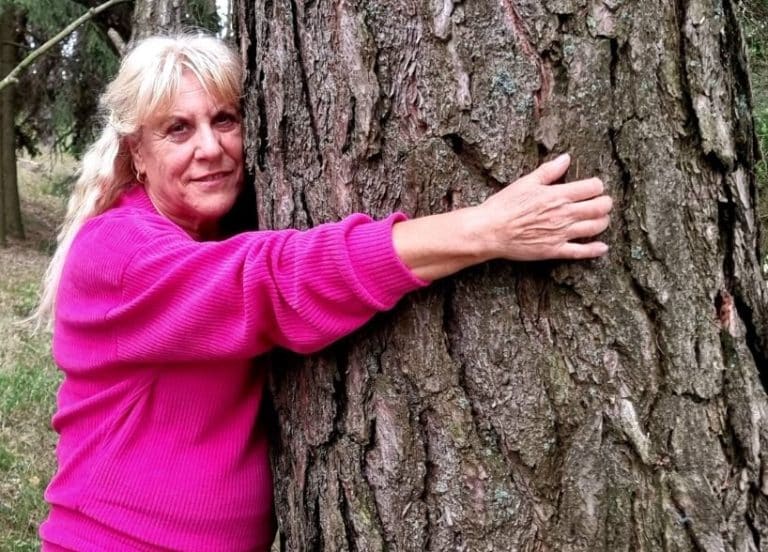 Z prowincji do Internetu? Kim jest rozśpiewana Władzia Radzi?