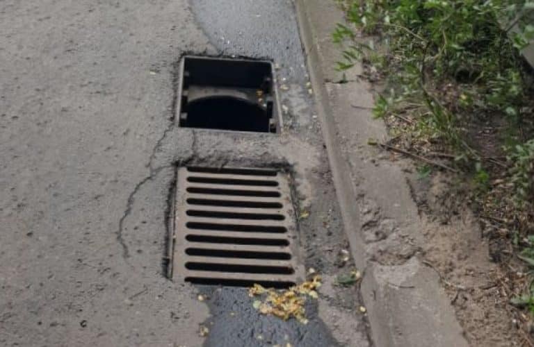 Właz studzienki wbił się w bak przejeżdżającej ciężarówki. Czy ktoś tu zawinił?