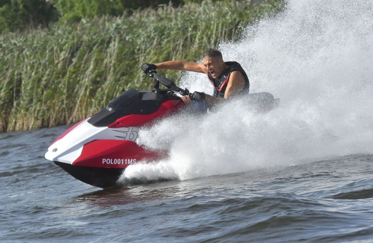 Krzysztof Hołowczyc śmiga na skuterze wodnym za 150 tysięcy