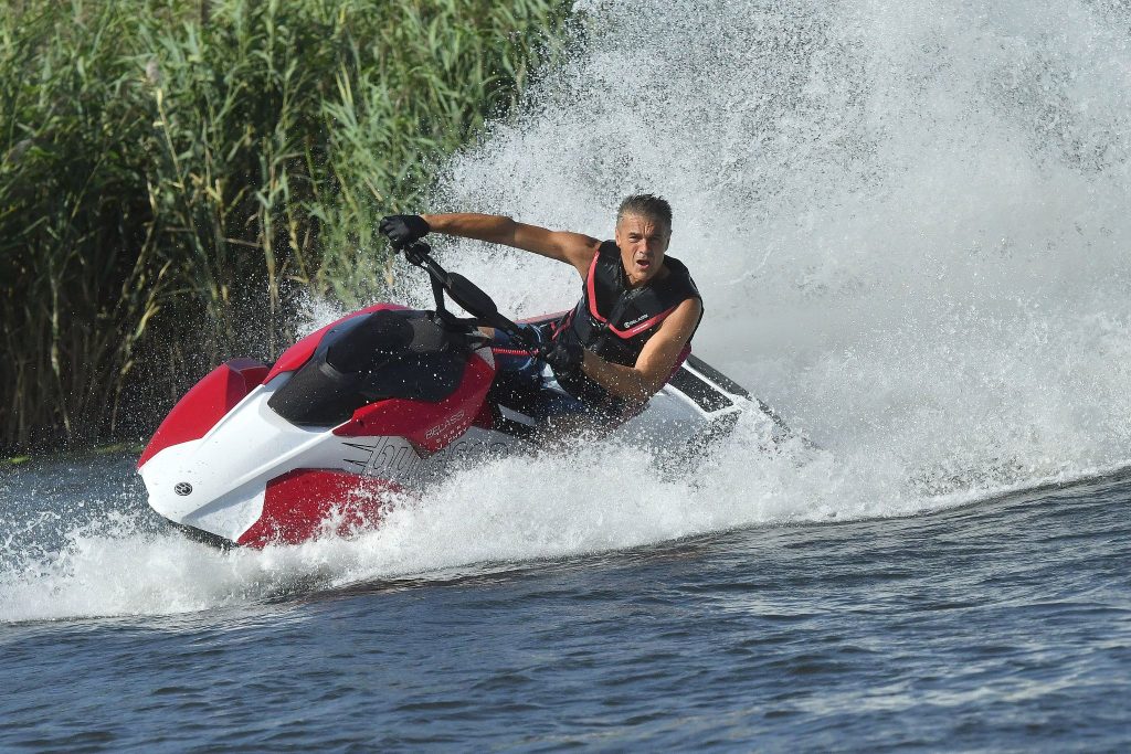 Krzysztof Hołowczyc śmiga na skuterze wodnym za 150 tysięcy sport Olsztyn, Wiadomości, zShowcase