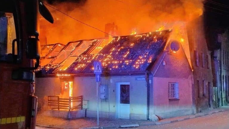 Zaczęło się od pustostanu, pożar przeniósł się na dwie kamienice. Ewakuowano mieszkańców