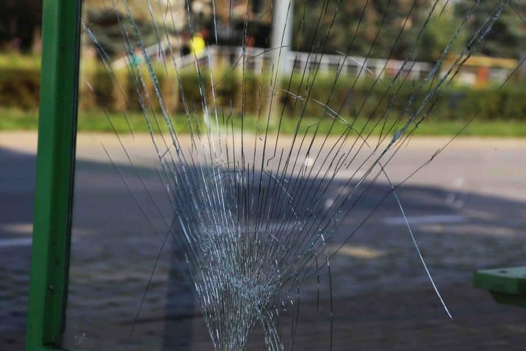 20-latek złapany na gorącym uczynku — tłukł szyby w wiatach przystankowych