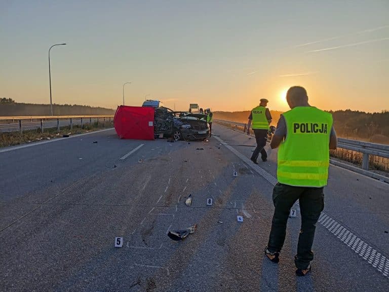 Śmiertelny wypadek na drodze S61 – dwie osoby nie żyją, ranne dziecko